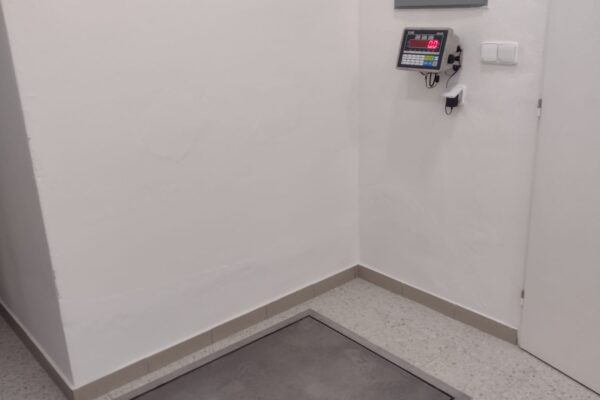 Nerezová plošinová váha - ZŠ Lipník nad Bečvou Do základní školy v Lipníku nad Bečvou byla dodána nerezová váha zabudovaná do úrovně podlahy ZEVA 4TA0810N-Z, 600kg.